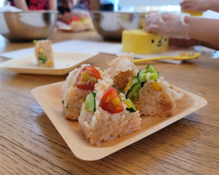 切った野菜を混ぜ込んだおにぎり