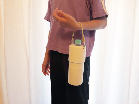 持ち手はストラップタイプ