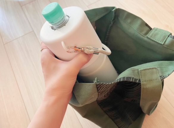 買ったばかりの飲み物もバッグへ