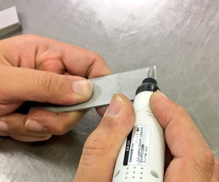 接着剤の試験を行っているときの手元
