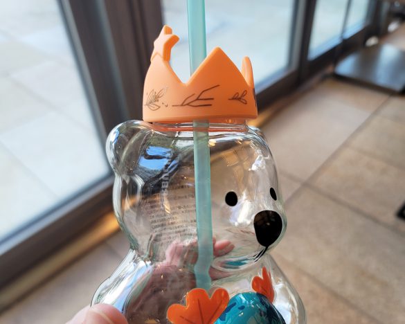 王冠型のリッド(フタ)にも細かいデザインが光ります