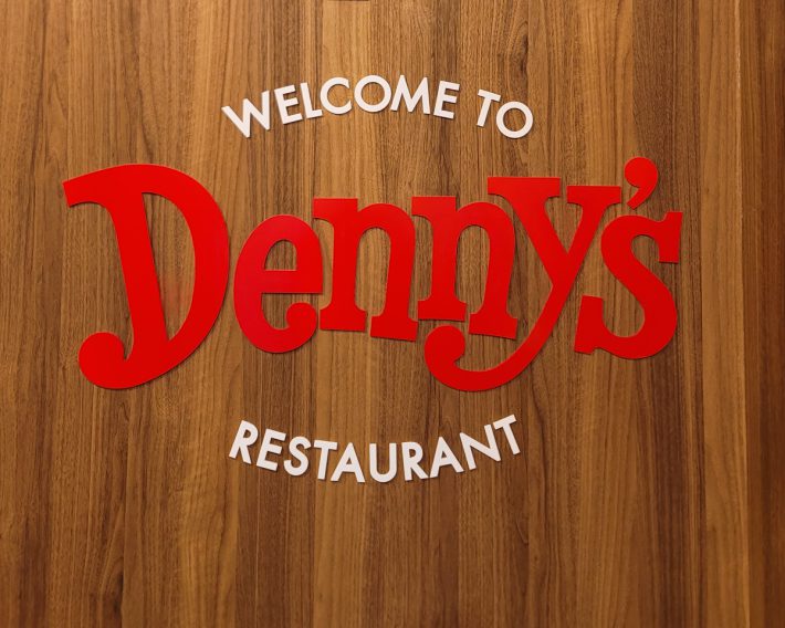 今年で創業50周年を迎えるデニーズ。50周年記念企画の目玉は、ミシュランシェフとのコラボ