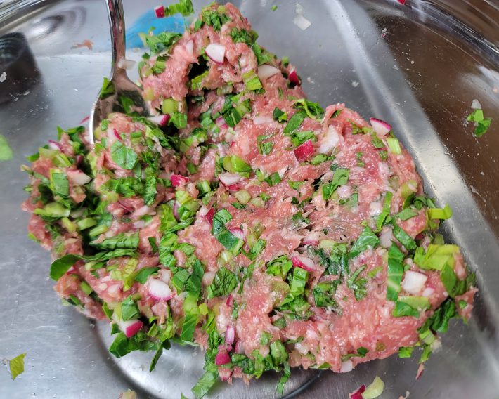 野菜がたっぷり入った餃子の具。味付けの工夫でおいしく食べることができます