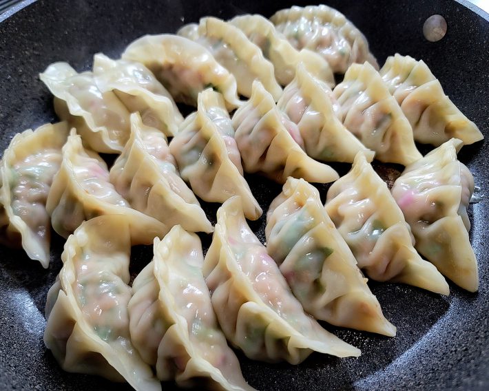 小松菜とラディッシュがたっぷり入った餃子