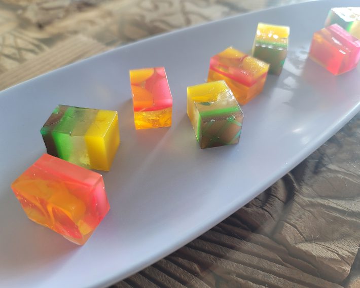 季節の和菓子を乗せたら、まるで宝石のような存在感に驚きました