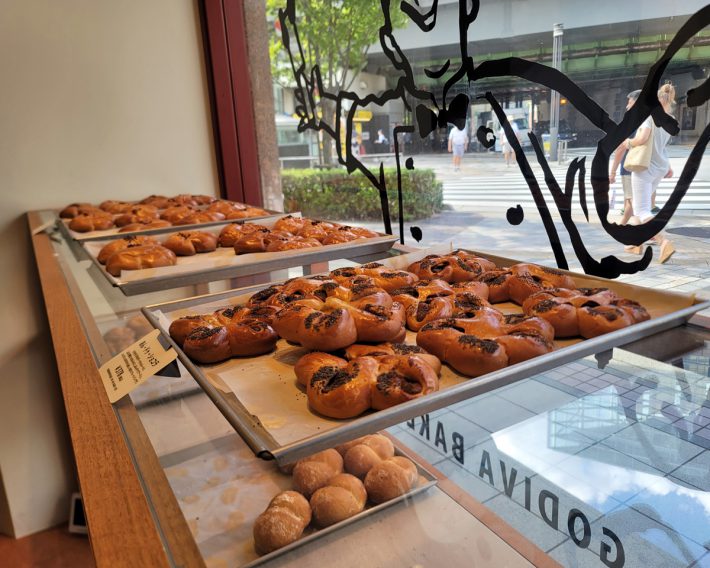 店内に並ぶパン。チョコレートやカカオを使ったパンがシンプルに並んでいました