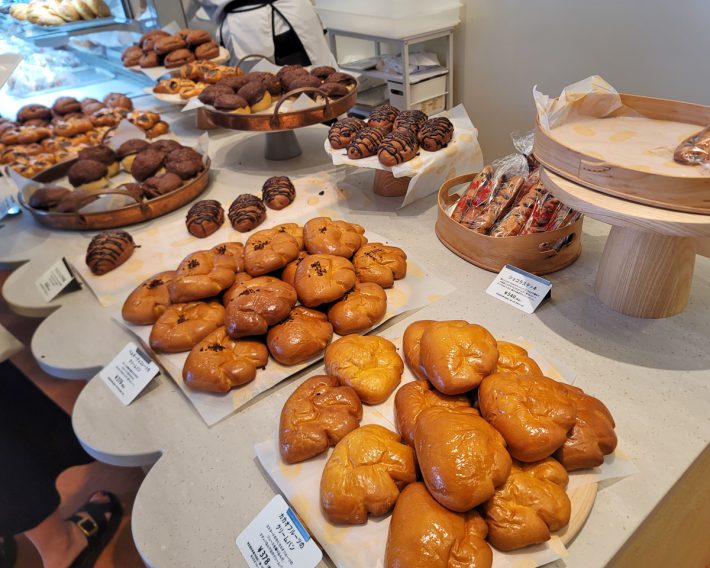 店内では焼き上がったパンが、素朴に並べられています