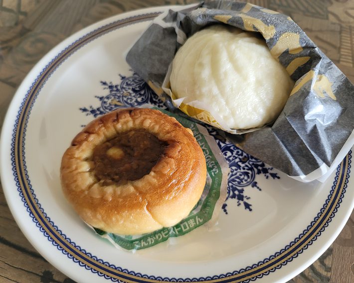 ファミリーマート「極旨　黒豚まん」220円、「こんがりビストロまん　とろーりチーズカレー味」168円