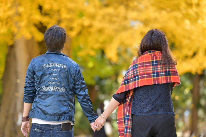 旅の二人 ・紅葉を楽しむカップル