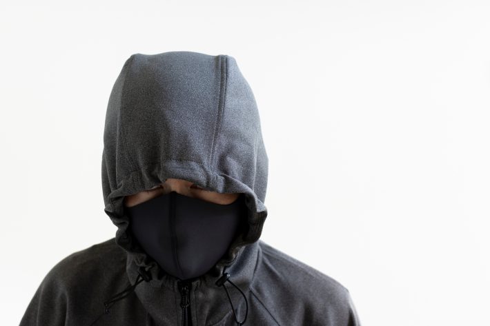 フードをかぶり、マスクをつけた怪しい男性