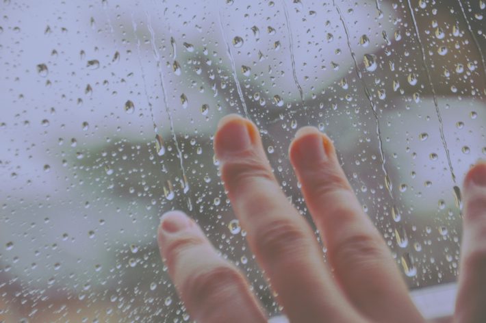 窓に手を当てる