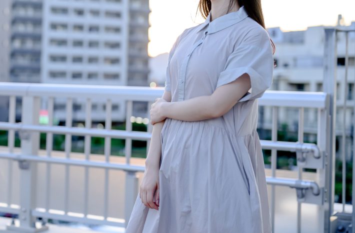 ワンピースを着た女性