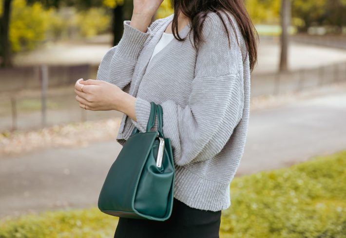 公園にいる女性