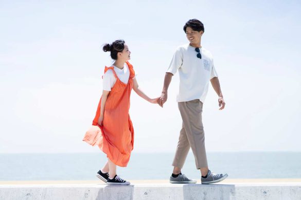 手をつなぐ男女