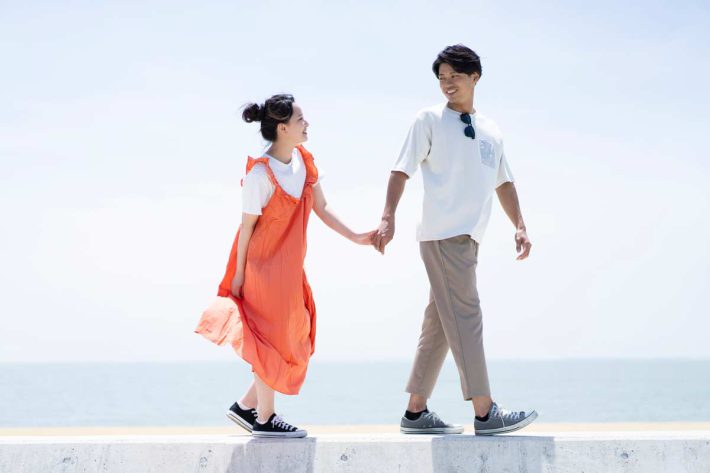 手をつなぐ男女