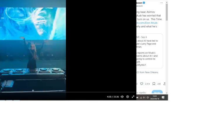 ソニックマニアでライブ演奏をするグライムス