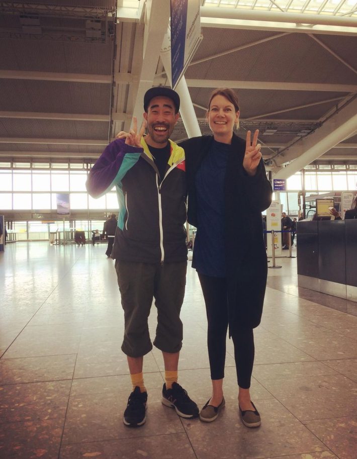 2018年、ヒースロー空港でのクレア・ティトリー監督との記念写真（画像：なすび Instagramより）