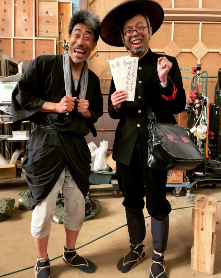 NHK朝の連続テレビ小説『らんまん』に出演。共演したジョイマン高木との一枚（画像：なすび Instagramより）