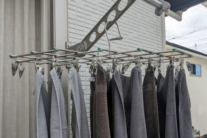 たくさんのフェイスタオルを干す