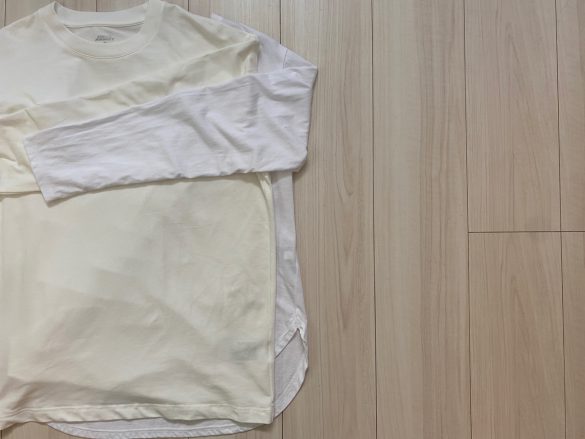 上に重ねた方：ワークマン　床側：ユニクロ