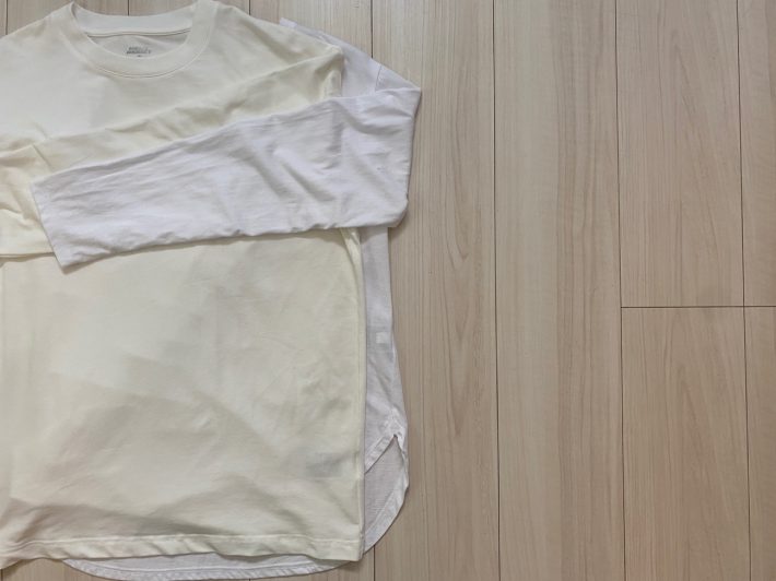 上に重ねた方：ワークマン　床側：ユニクロ