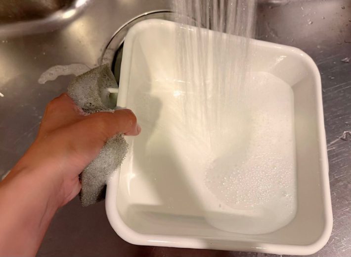 中性洗剤とスポンジで洗えばにおいも消える