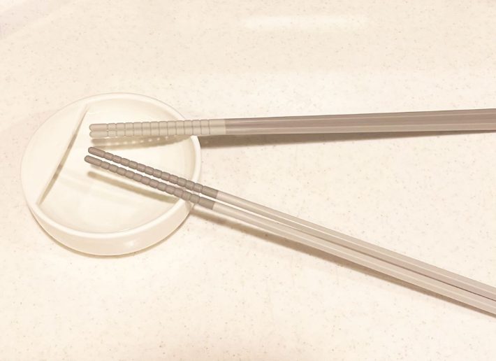 濃淡の異なるグレーのバイカラーデザイン