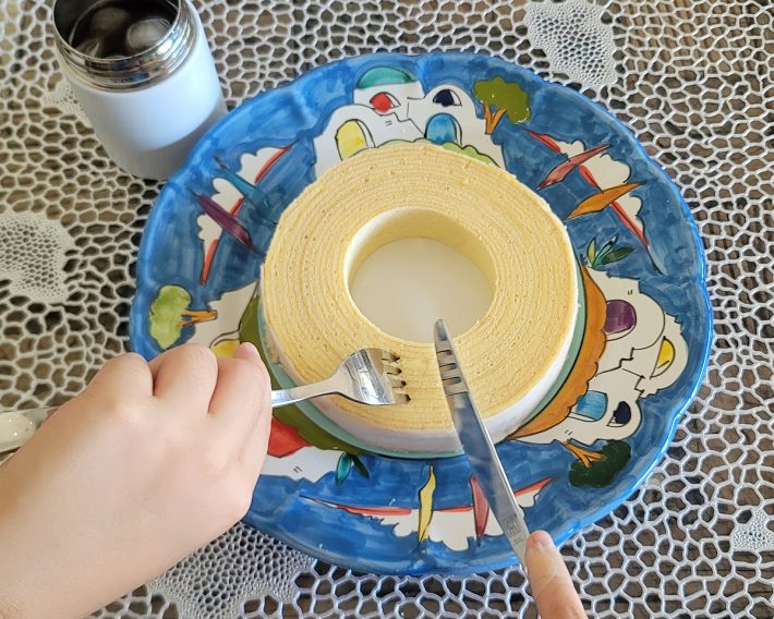 はじめの頃は、バウムクーヘンをきれいに切り分ける練習をしていました