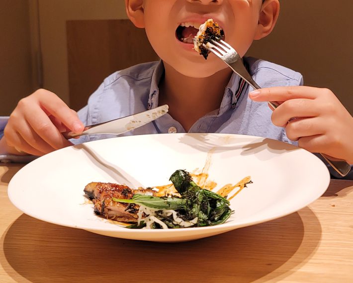 ナイフやフォーク、子どもがやる気になれば、みるみる上達するコツがあります