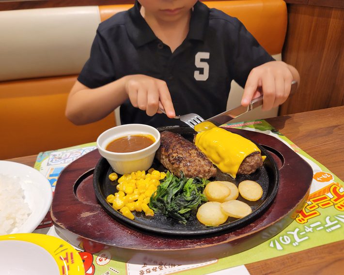 子どもの食べ方が汚い。その悩み、意外と簡単に解決します