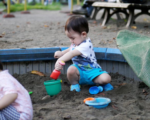 息子が3歳の頃。毎日のように公園に行き、砂場遊びを真剣に楽しんでいました