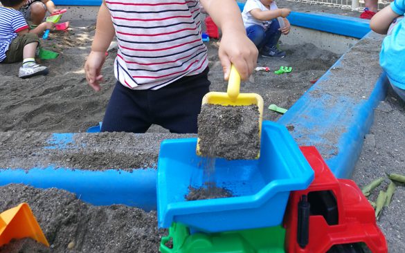 砂を持ち上げる、運ぶ、元に戻す