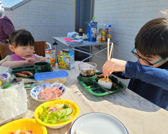 お箸を最初から上手に使える子などいません