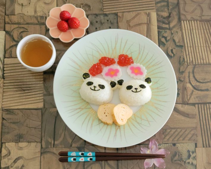 大きなサイズの食器に、つかみやすいものを置くことがポイントです