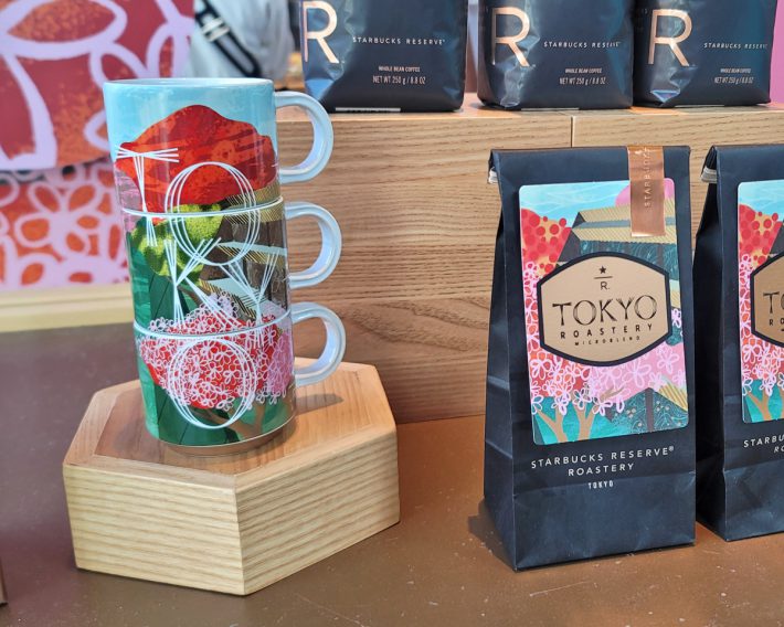 左から「TOKYO ROASTERY MICROBLEND デミセット」8000円（以下、税込）、「東京 ロースタリー マイクロブレンド」コーヒー豆：250g 3890円（100gから量り売り可能）