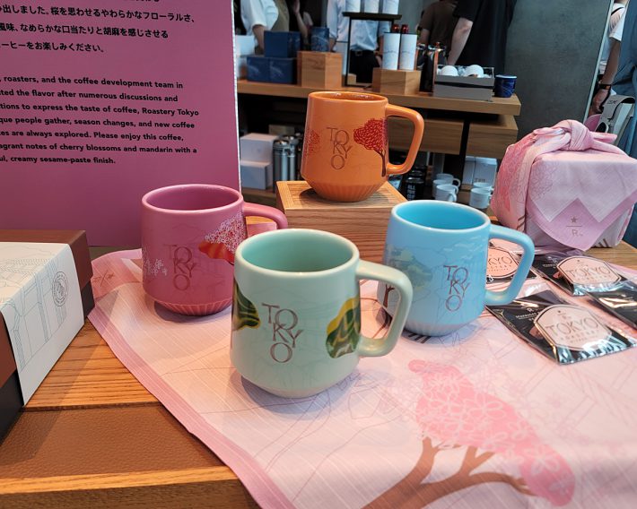 「TOKYO ROASTERY MICROBLEND プリーツマグ」（各3100円）