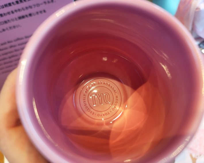 マグの内側底部には、「TYO」とロースタリー東京の住所が記されています