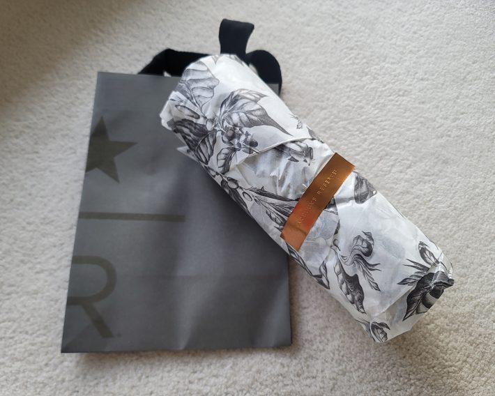 購入すると、コーヒーの木が描かれたモノトーンのペーパーに丁寧に包んでくれます