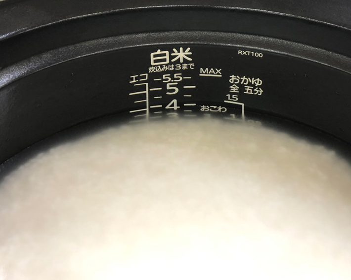新米は水分が多いと思って、水少なめにしたくなりますが……