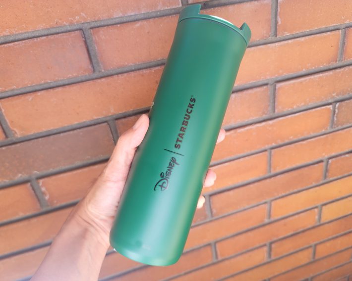 背面にはディズニーとスタバのロゴが並んでいます