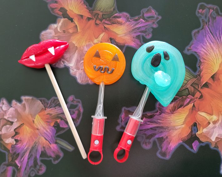 （左から）牙ロリポップ　860円、ジャックオランタンロリポップ　1170円、おばけロリポップ　1400円