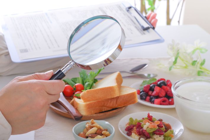 食べ物の成分を調べるイメージ