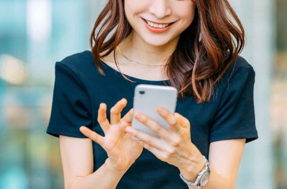 スマホを触る女性