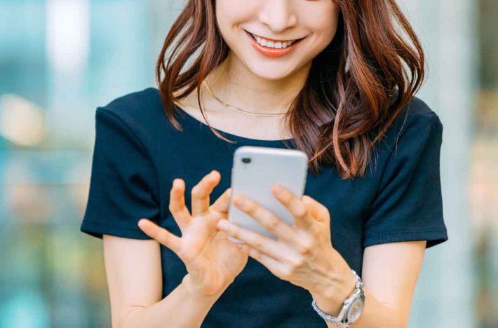 スマホを触る女性
