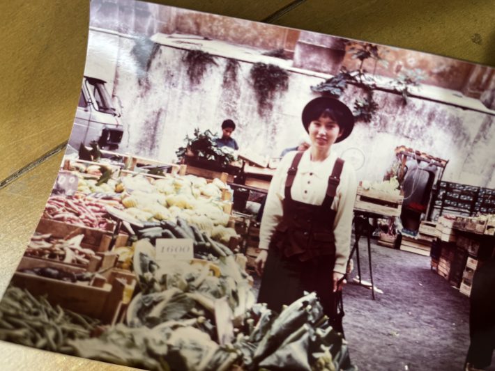 BIGIの白いポロシャツとジャンパースカートに身を包む、かつてのMimiさん