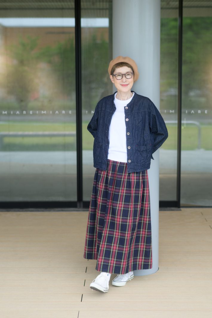 赤いチェックのスカートを使ったコーデ