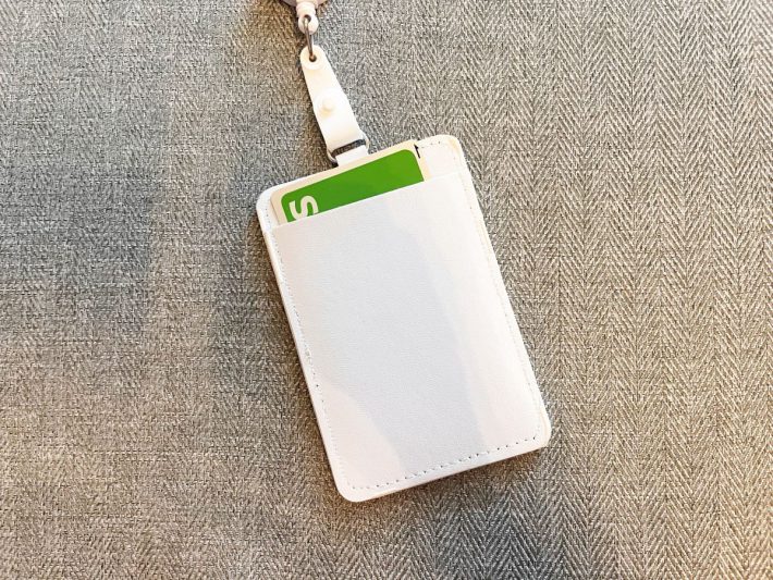 カードを差し入れるタイプのパスケース