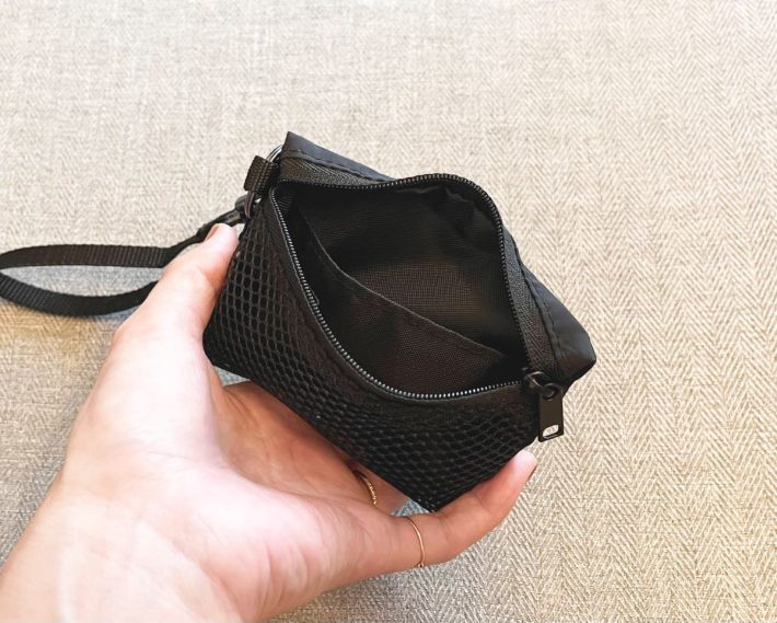 無印のカードケースはファスナータイプ