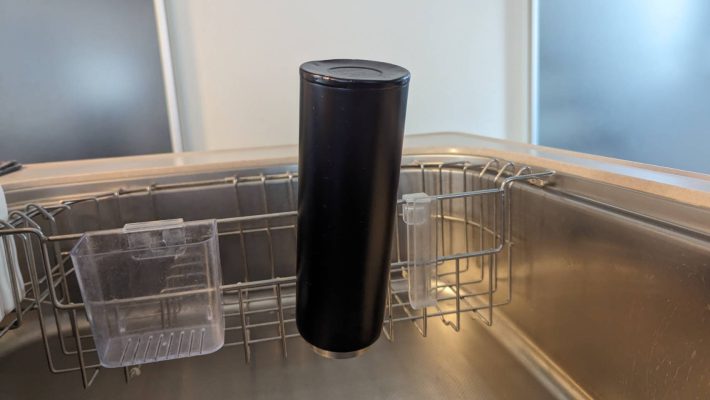 水切りカゴにフックをつけて乾かしていた