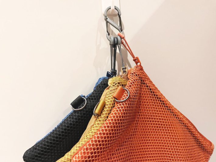 複数のポーチをカラビナなどでまとめておける